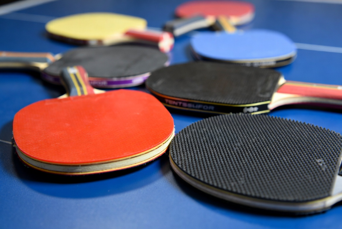 Revêtement de tennis de table : quel type choisir selon votre style ?